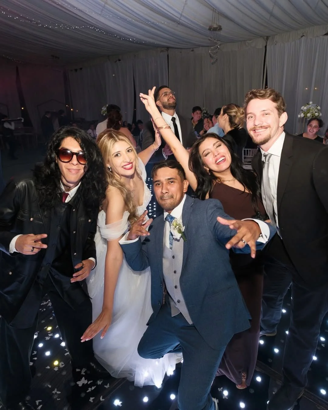 Invitados y novios festejando